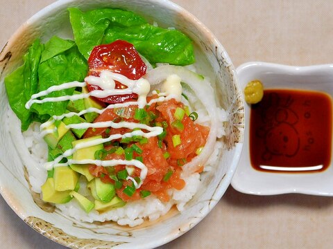 サーモンとアボカドのサラダ丼